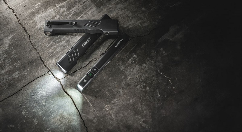 COAST® Slayer Red wiederaufladbare Taschenlampe 1000 Lumen mit rotem Licht